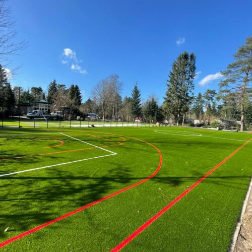 Kunstgras speelvloeren 97 Ingelegde belijningen zijn bijzonder degelijk en duurzaam. Aanleg multi sportkooi met diverse buitensporten.